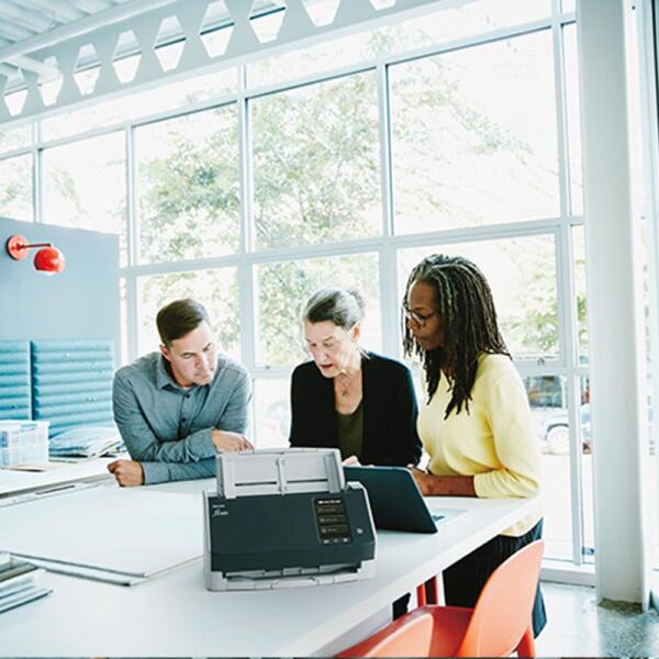 11_fi-8040_Scene_Office_LCD_EN_2