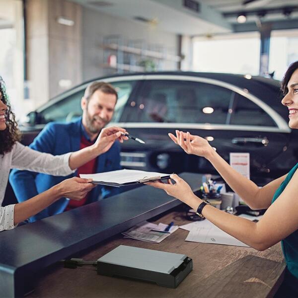 7_fi-70F_Scene_Rental-car-shop_LCD_EN